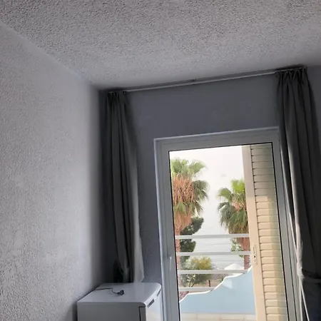 Mistral-καπος Otel Erateini
