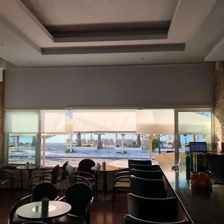 Mistral-καπος Otel Erateini