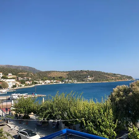 Mistral-καπος Otel Erateini